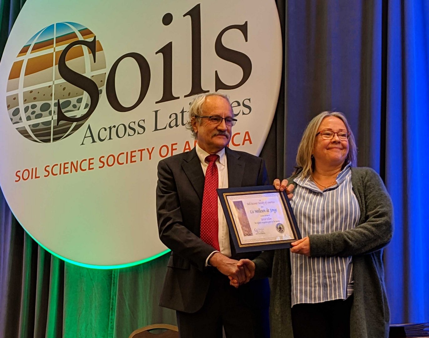 Lis Wollesen de Jonge er udnævnt som Fellow i Soil Science Society of America. Prisen blev overrakt af præsidenten Richard P. Dick (t.v.). Foto: Yan Jin