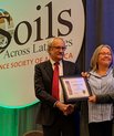 Lis Wollesen de Jonge er udnævnt som Fellow i Soil Science Society of America. Prisen blev overrakt af præsidenten Richard P. Dick (t.v.). Foto: Yan Jin
