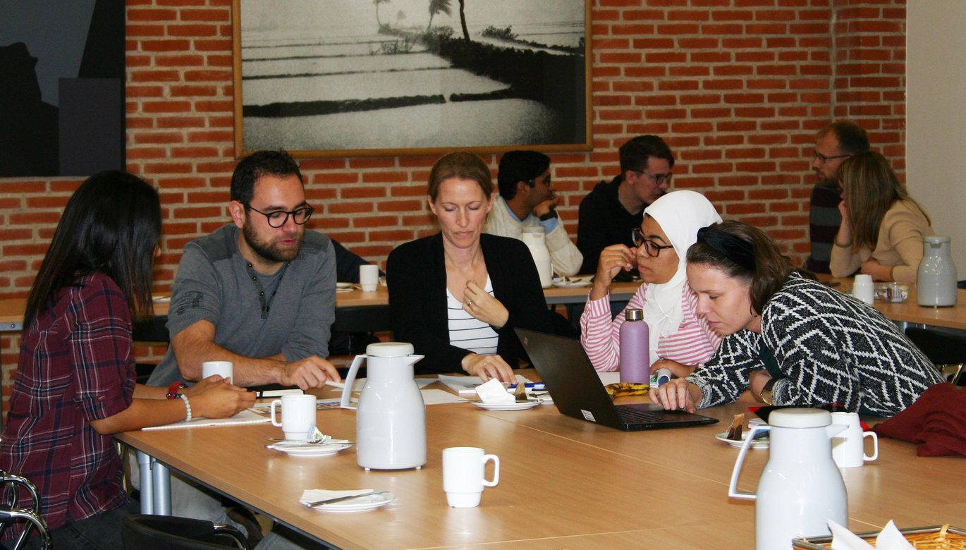 De cirka 40 deltagere i juniorVIP-mødet blev delt i seks grupper for at diskutere mulighederne for at bidrage til FN's  bæredygtighedsmål. Foto: Janne Hansen